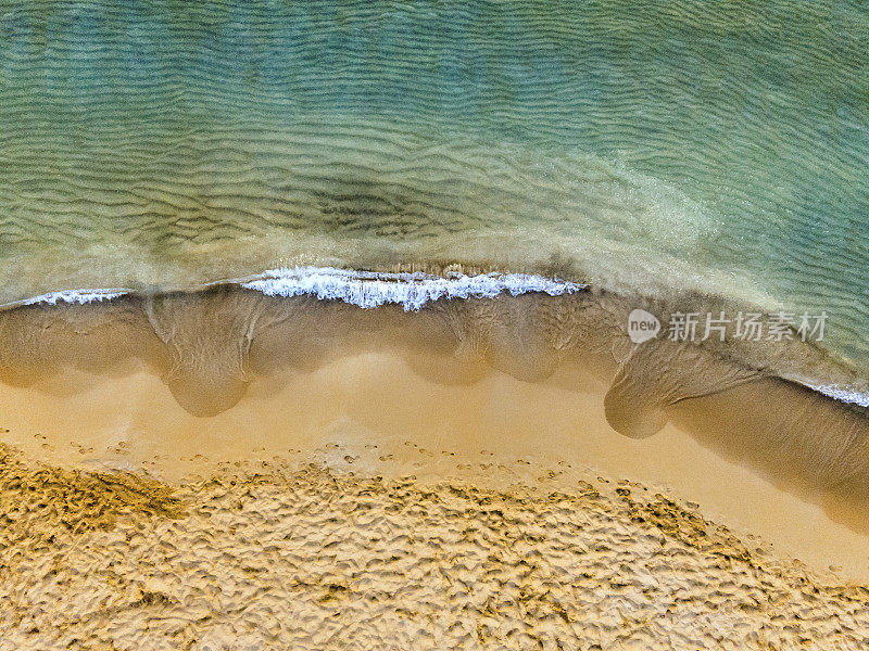 海滩Ghajn Tuffieha湾鸟瞰图，马耳他